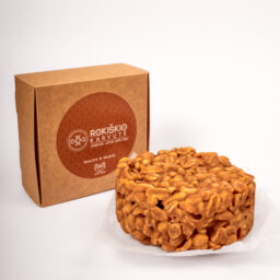 Desertas su sūdytais žemės riešutais ir jūros druska „Kietas riešutėlis“