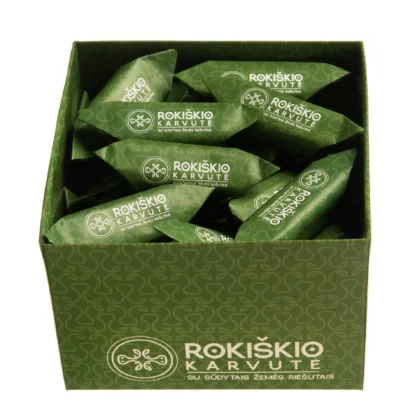 „Rokiškio karvutė su sūdytais žemės riešutais“ dėžutėje