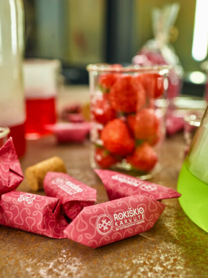 „rokiškio karvutė su liofilizuotomis uogomis“