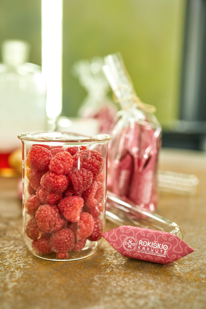 „rokiškio karvutė su liofilizuotomis uogomis“